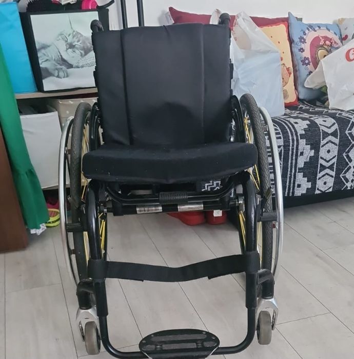 Vând scaun rulant activ