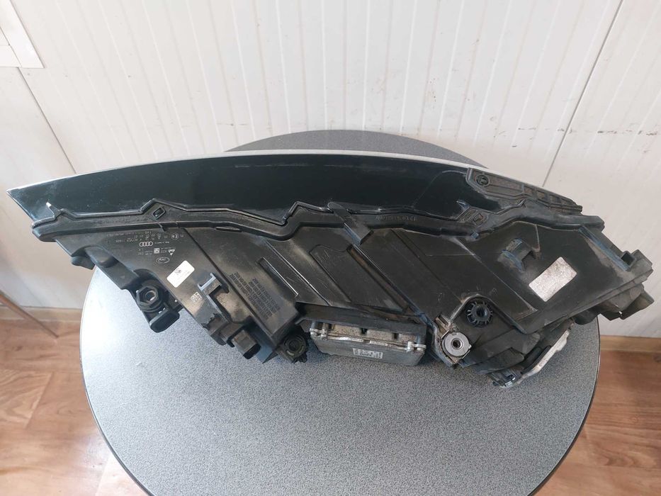 Десен оборудван фар за Audi Q7 4M 2015-2019 с номер 4M0.941.033.A