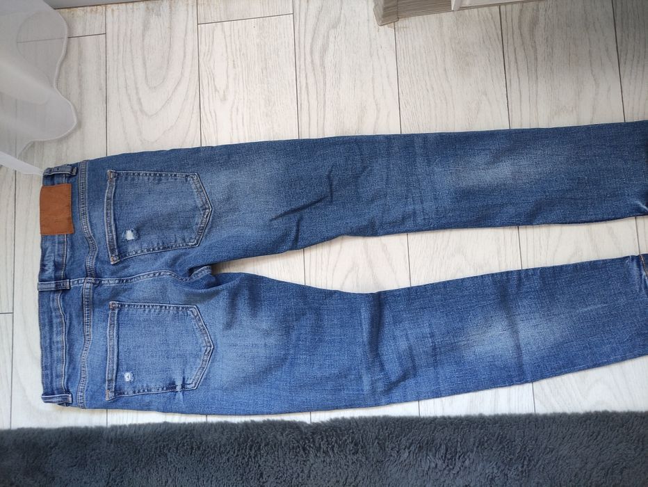 Vând blugi baieti