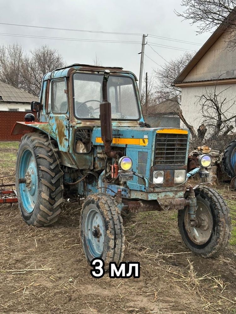 Трактор с огригатами.