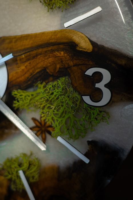 Часовник от епоксидна смола и орехова дървесина , 35 см диаметър.