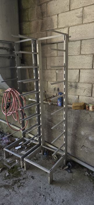 Продавам бояджийски стойки