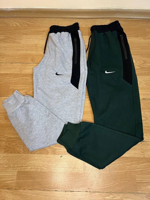 Set de 2 pantaloni de bărbați 
Mărimi: S
Preț 115 lei