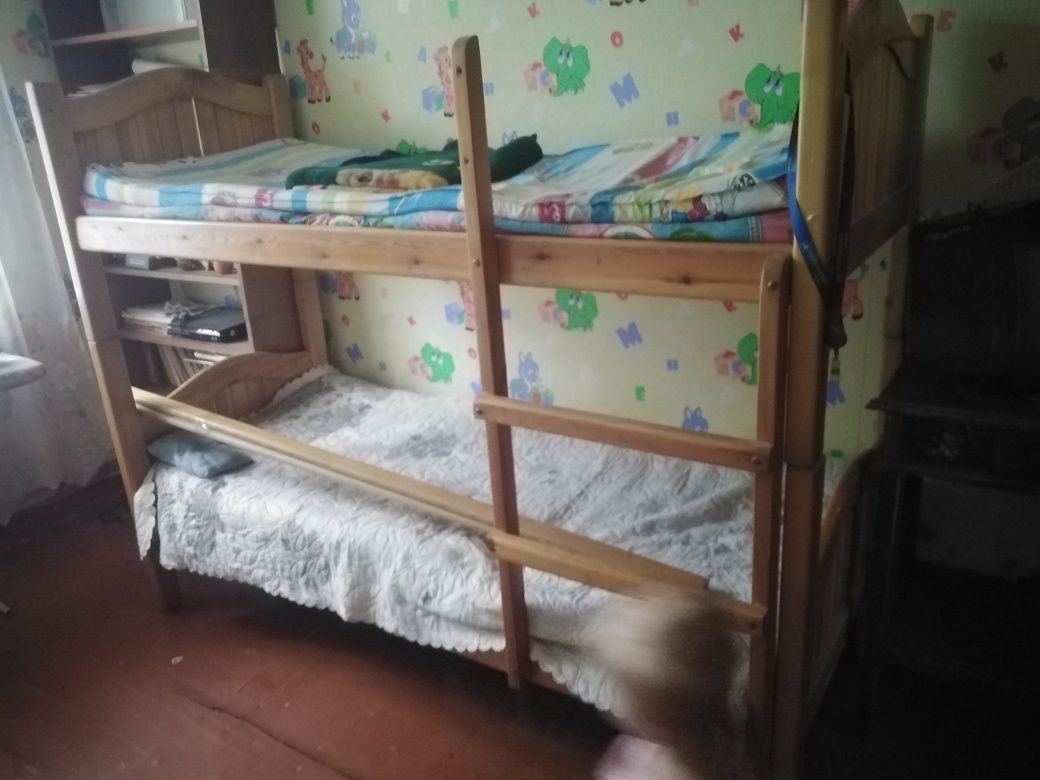 Двухъярусная деревянная кровать