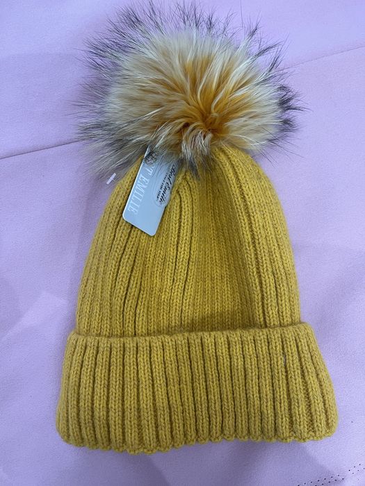 Căciuli cu moț din blana naturala si set , noi cu eticheta