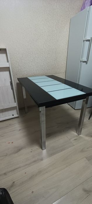 Стол кухонный , стеклянный очень красивый увеличивается в размерах,