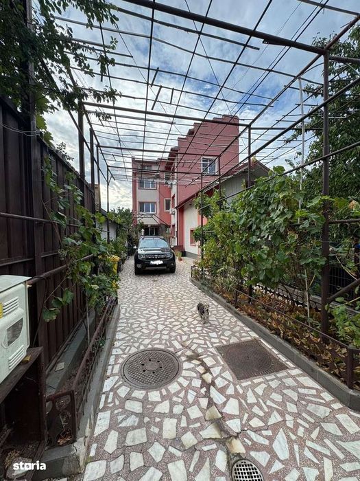 Casă cu 8 camere, subsol și mansardă Zona Sălaj Sector 5