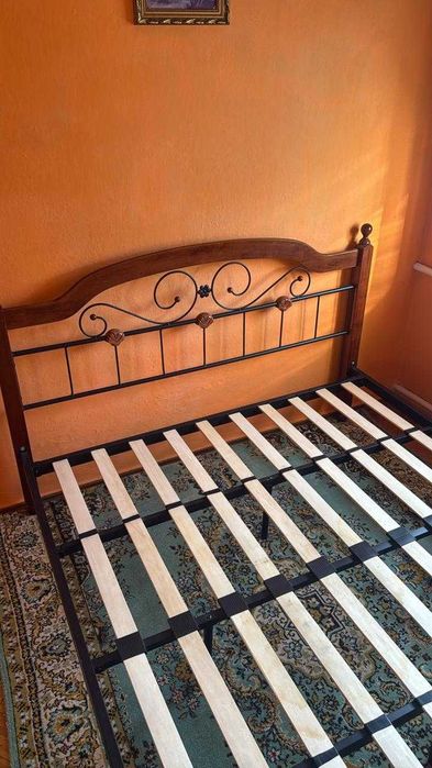 Продам Малазийская двуспальную кровать.