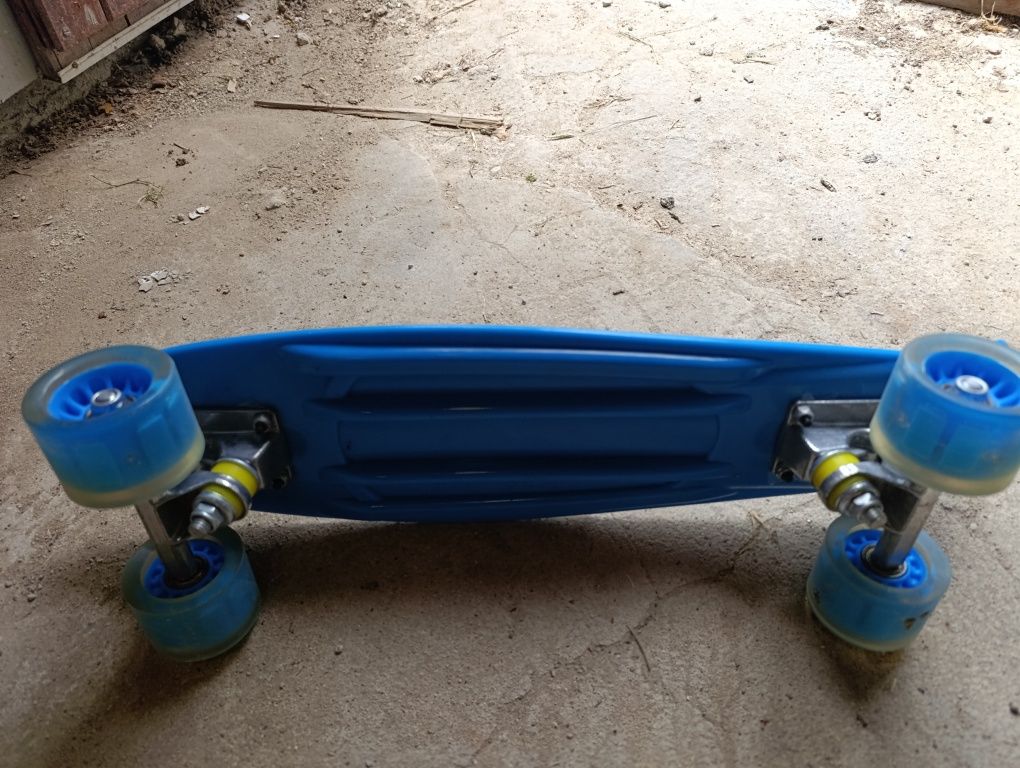 Пени борд ActionOne с ярки колела, 56 cm, ABEC-7, PU, Aluminium truck,