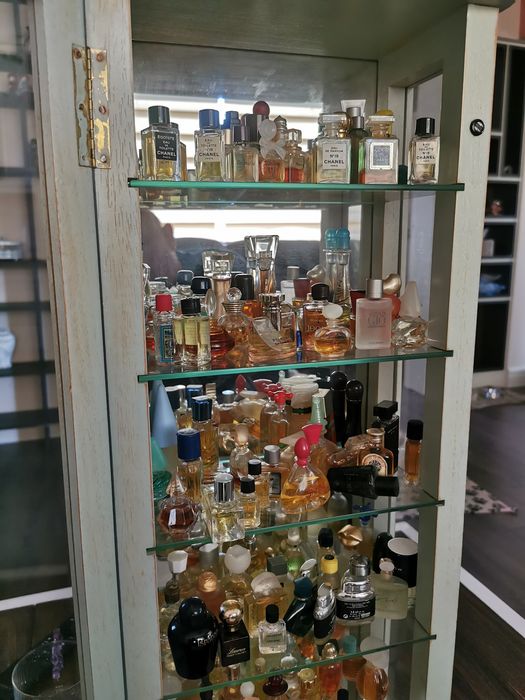 Колекция от 140 мини парфюми