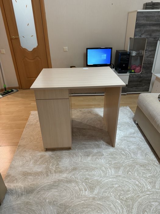 Продам компьютерный / рабочий стол и табурет к нему