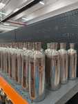 Vază decorativă metalică argintie, model texturat 42 RON