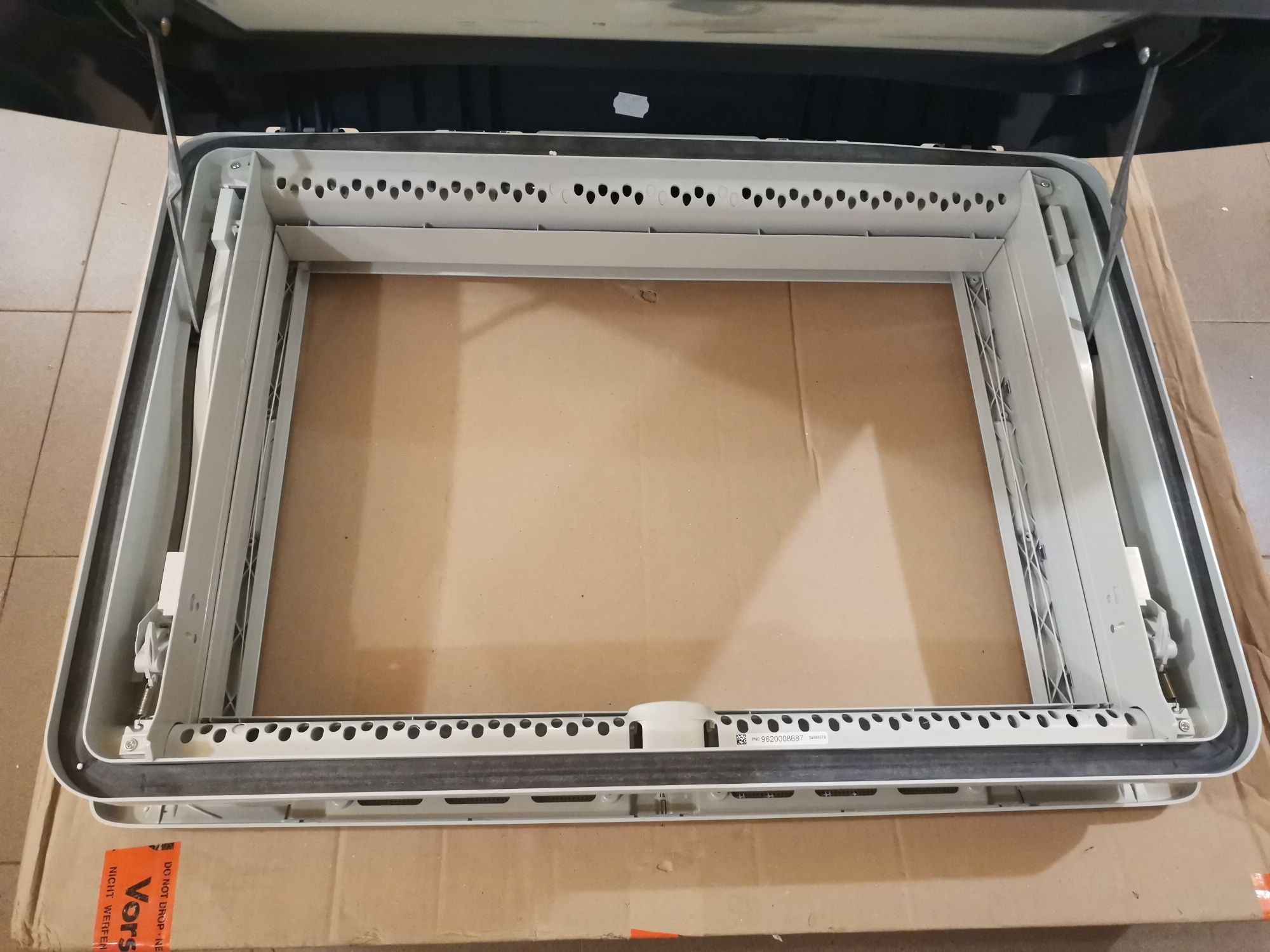 Люк Midi Heki, Dometic Rooflight ЧИСТО НОВ , монтажен отвор 70x50cm