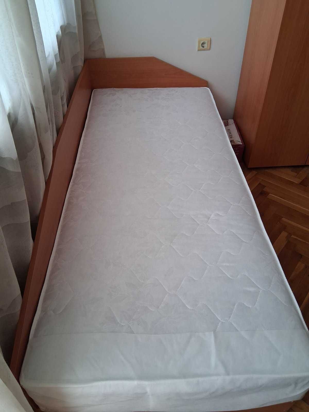 Продавам мебели легла, ракла и секция