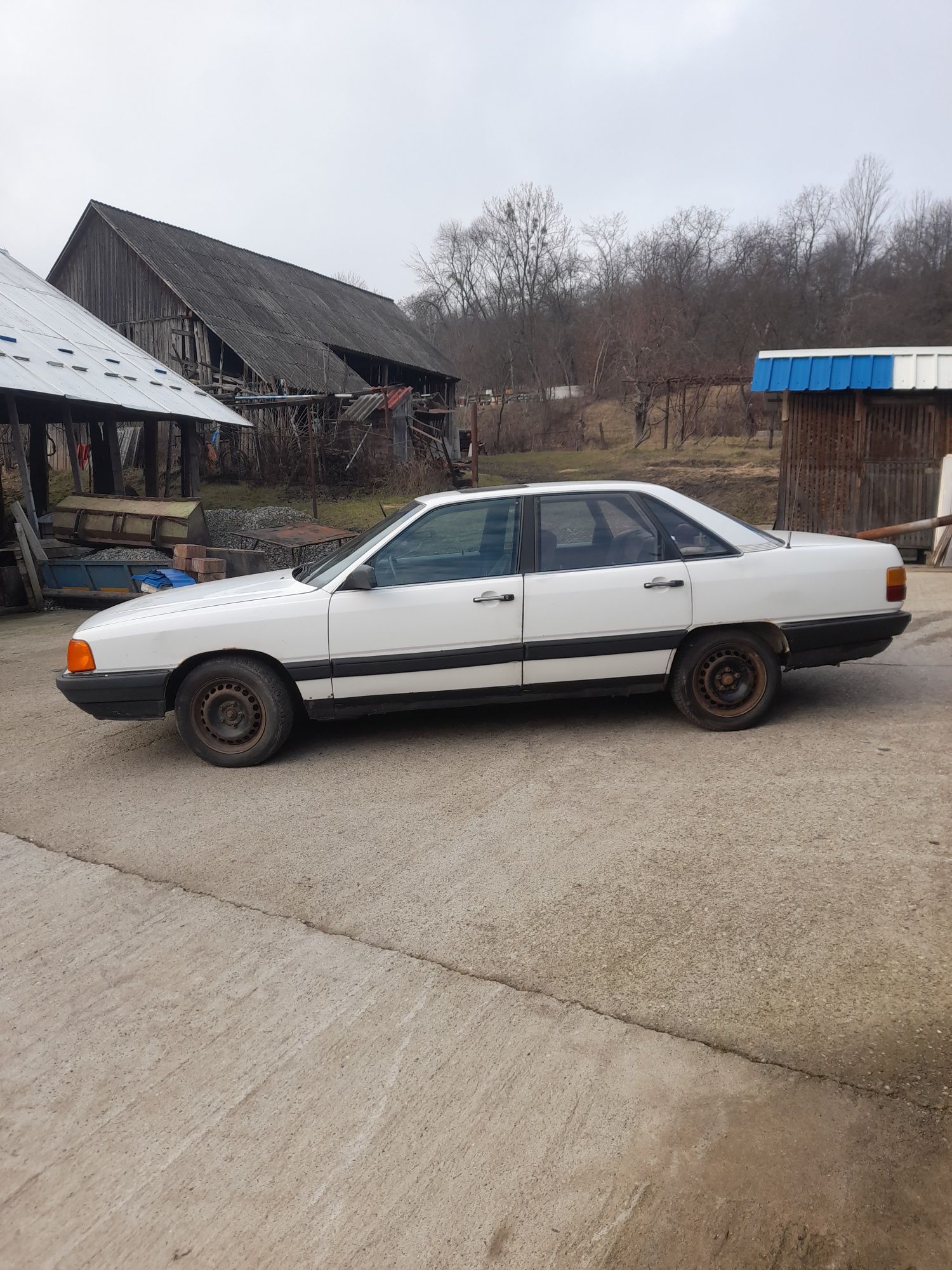 Mașina alba second-hand