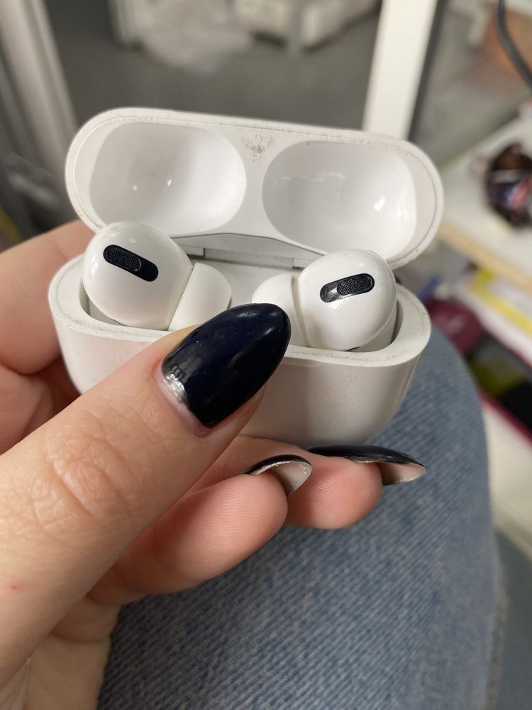 Продам оригинал наушники AirPods 2 и зарядку отригинал