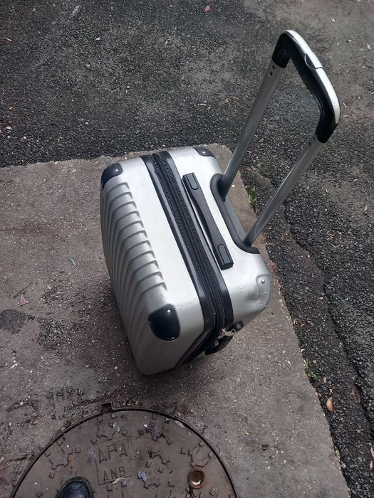 Troler cu roți singurul defect e puțin îndoit la cap