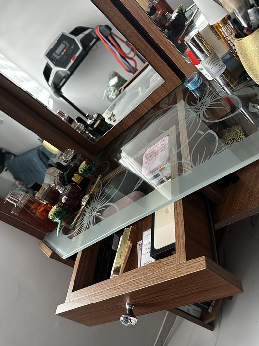 Comoda make up utilizata