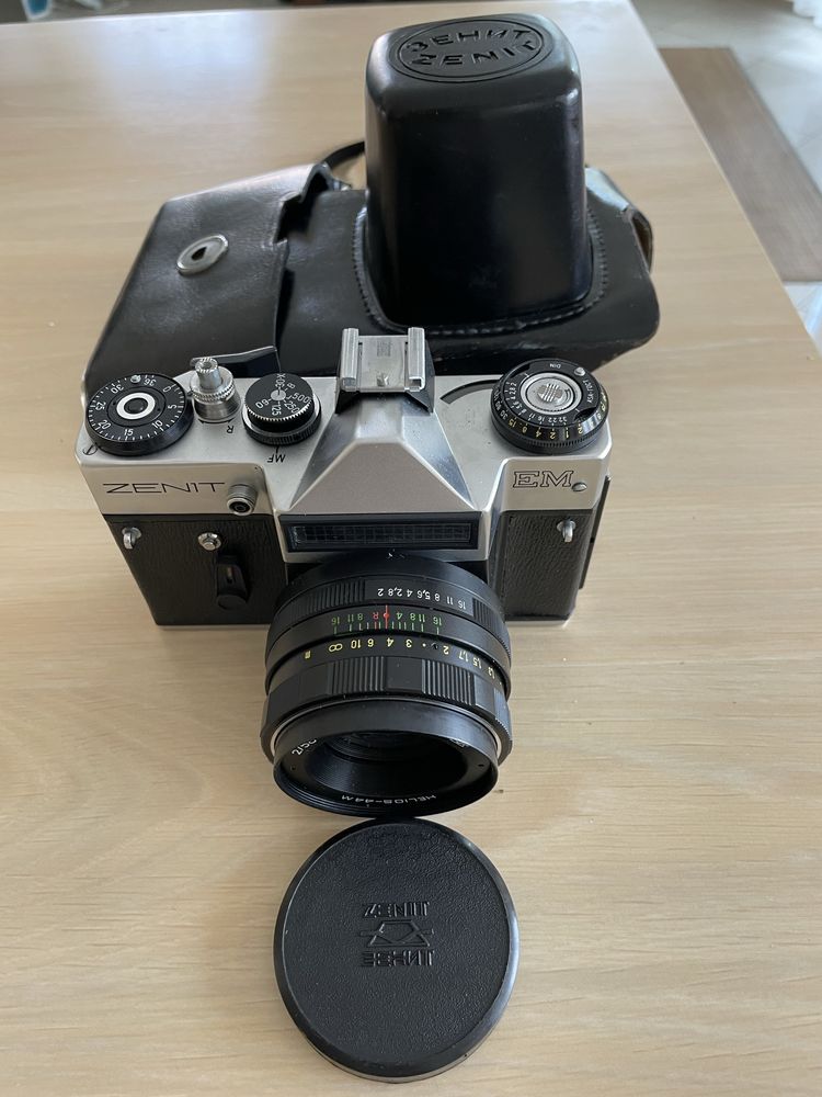Продавам фотоапарат Зенит ЕМ с обектив Helios 44 М 58mm f/2
