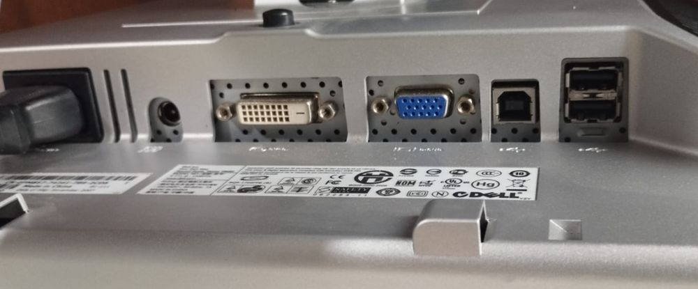 Monitor Dell cu test color activ, conectivitate variată