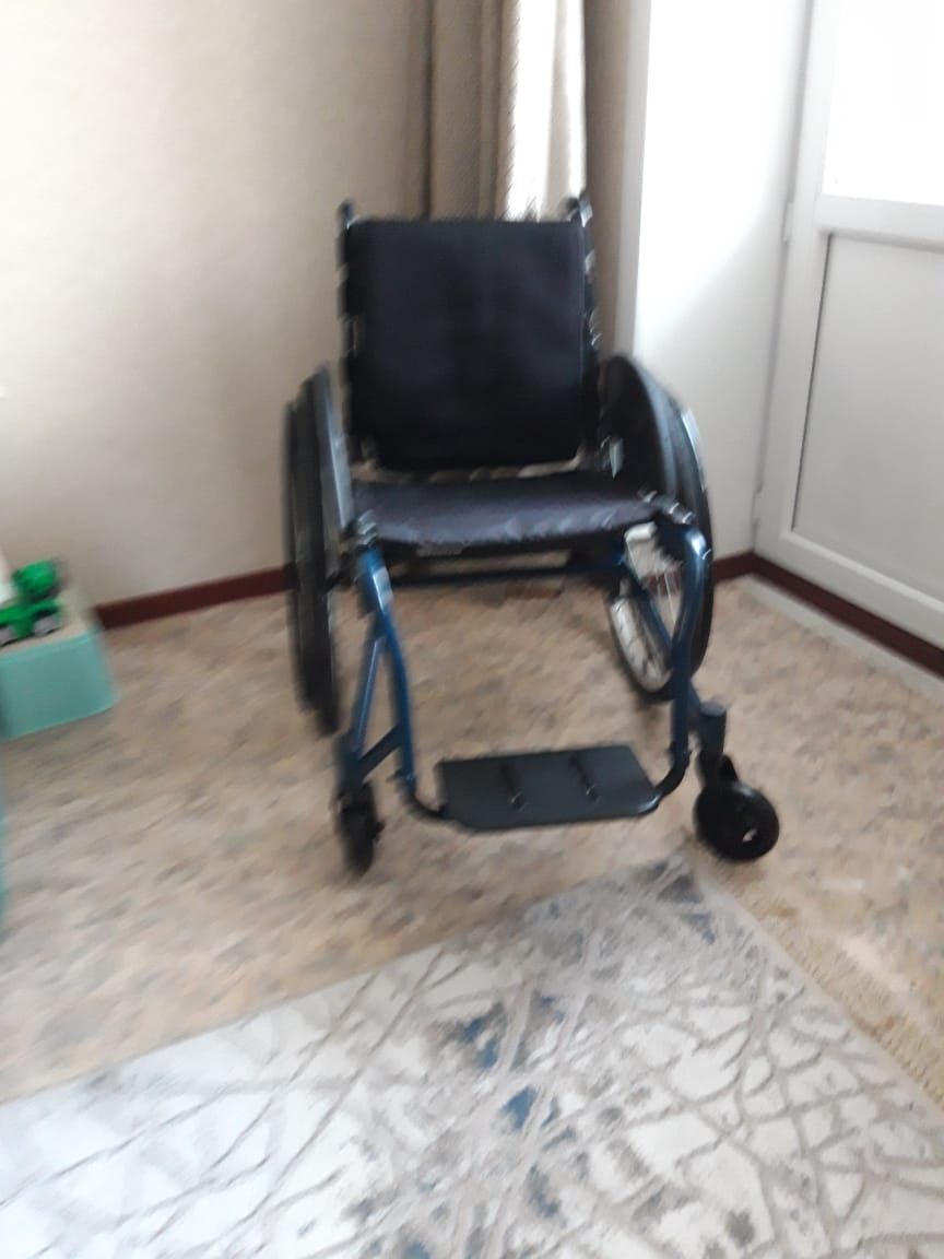 Продам инвалидную кресло-коляску