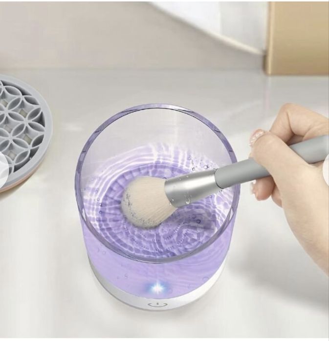 Уред за почистване на четки и грим