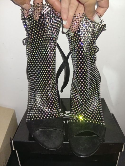 Sandale din plasa și pietricele