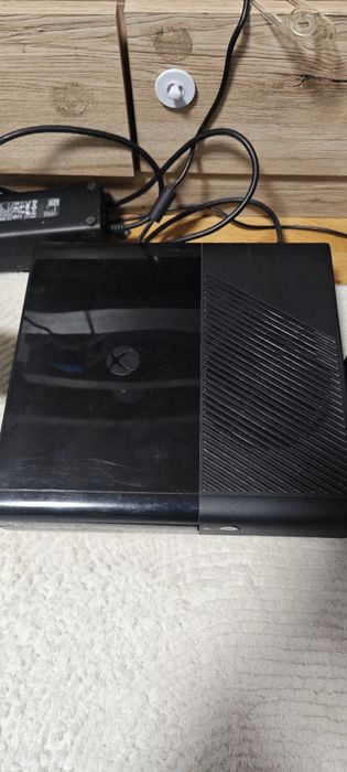 Xbox 360 250gb, kinect сензор, 2 джойстика и 30 игри