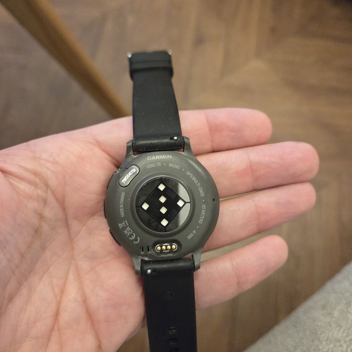 Продавам часовник Garmin Venu 3S