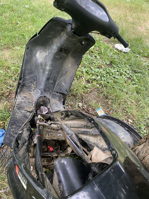 Vand scuter aprillia pentru piesa 450 lei .Si o bicicleta cu motor