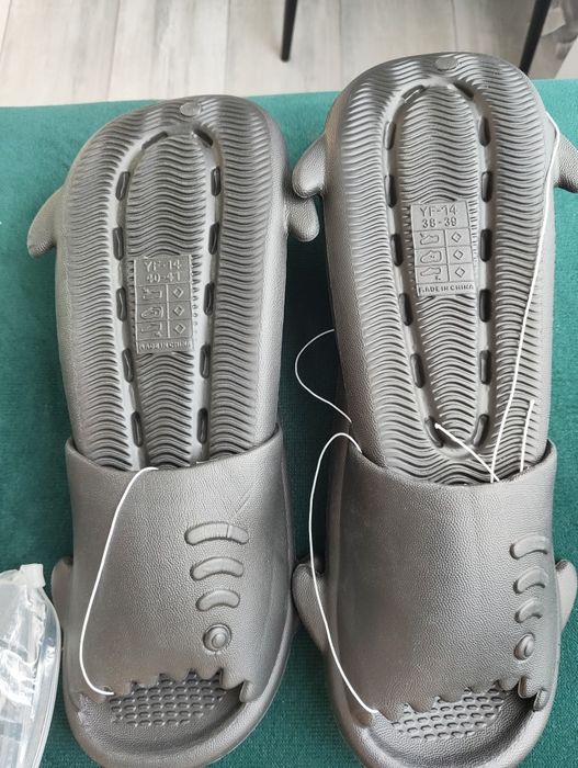 Papuci noi de vânzare