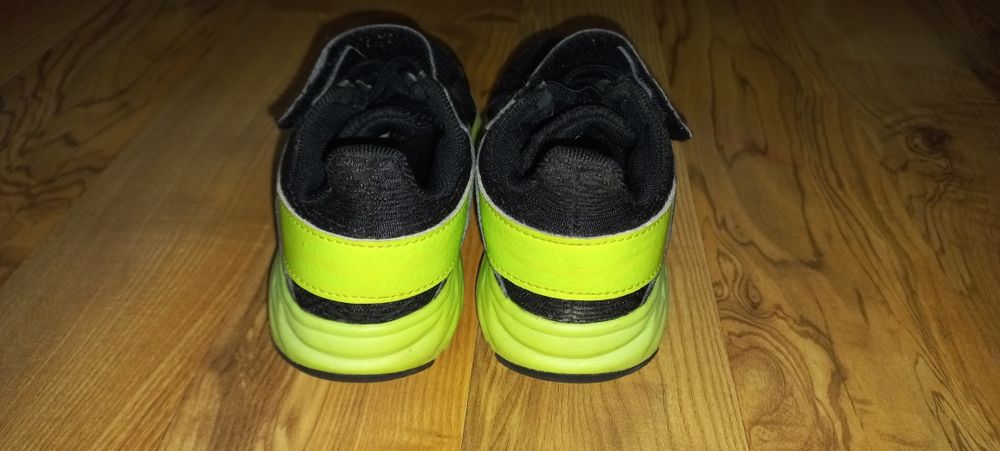 Vând papuci Adidas mărime 33