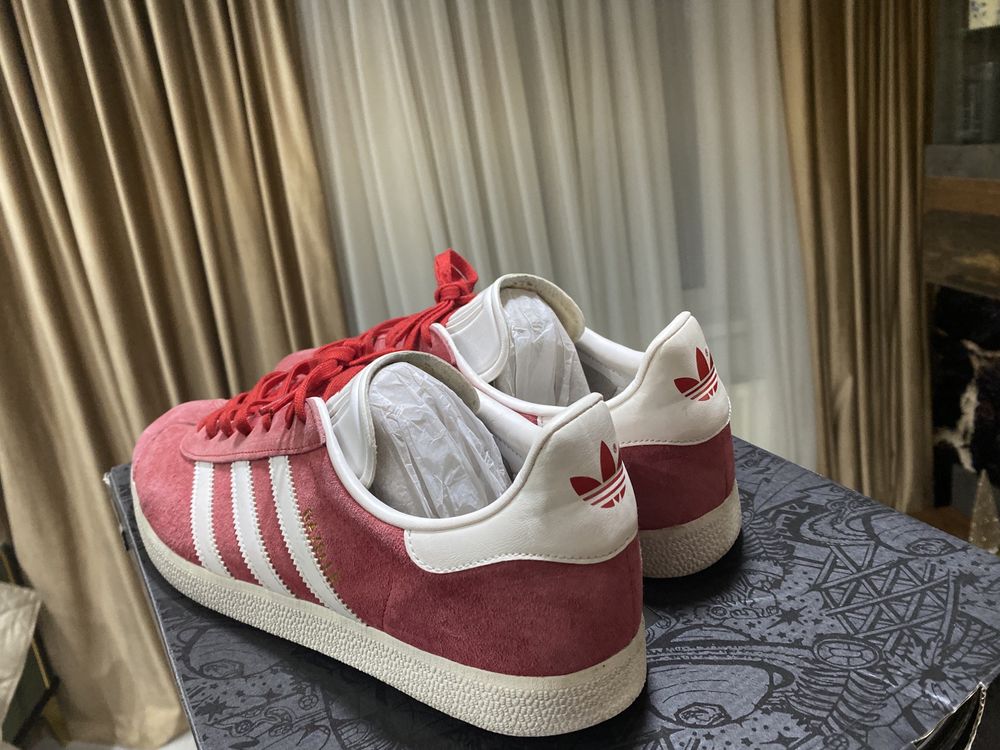 Cadoul perfect: Adidas Gazelle red size 45