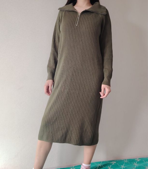 Хаки.       платье.  Новый но есть петно так что даю на низкие цены