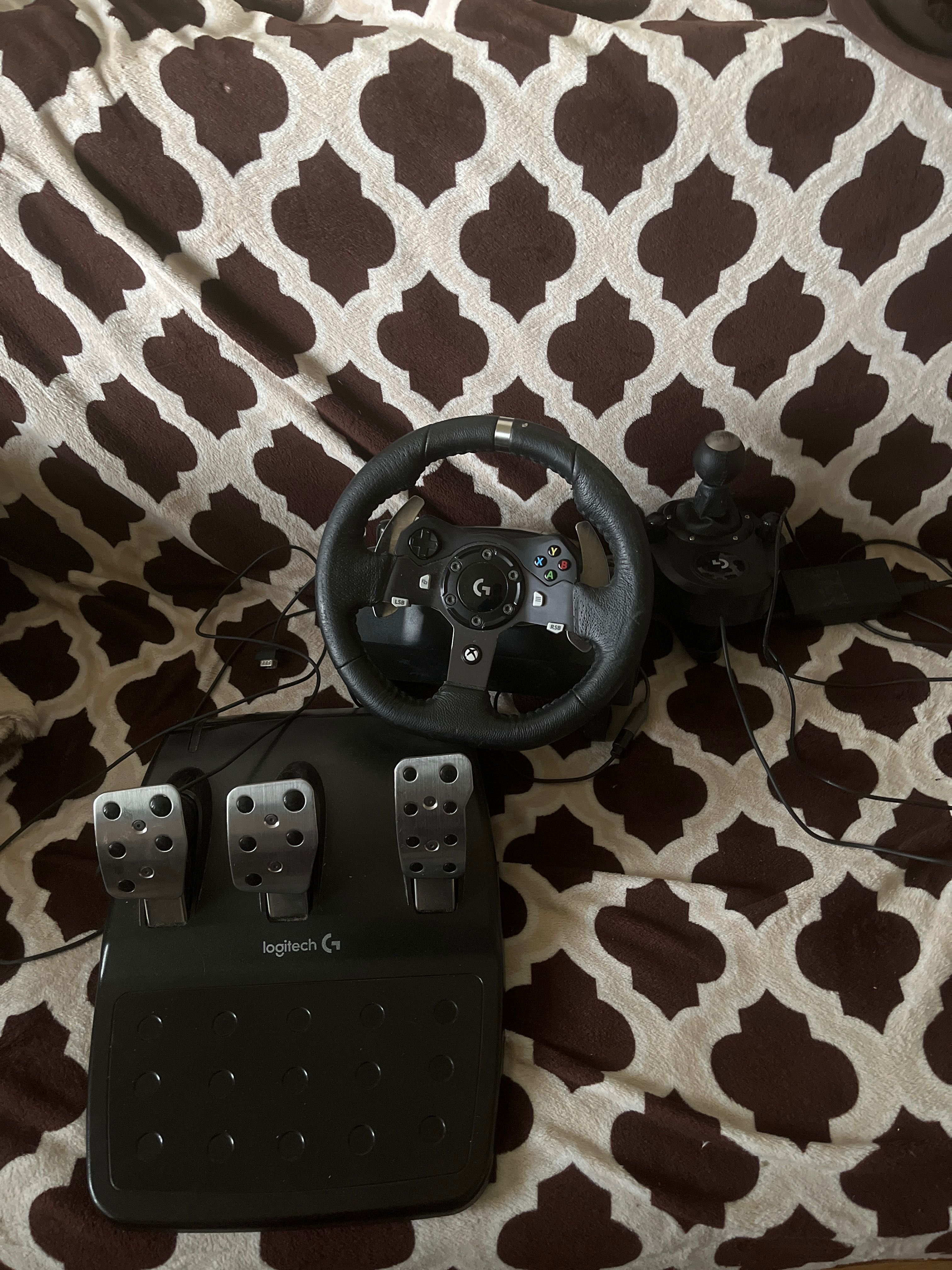 Vând volan Logitech g920 cu pedale și schimbător