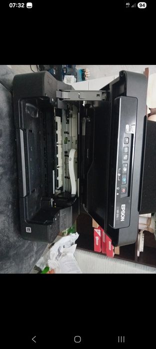 Vand imprimanta epson xp215 primita de la cineva, cartusele sunt goale
