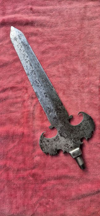 Продавам алебарда , нож , сабя.