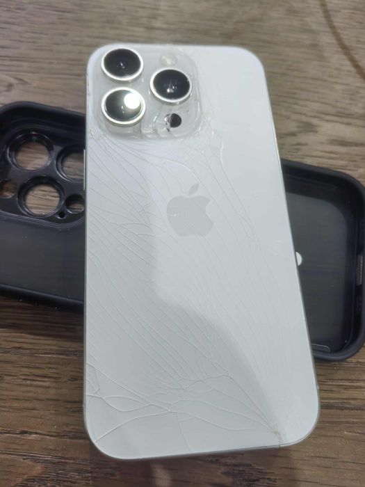 Iphone 16 pro 256 спукан гръб