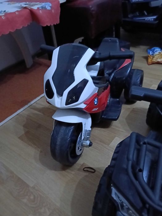 Vând 500 lei ambele cu încărcător cu tot