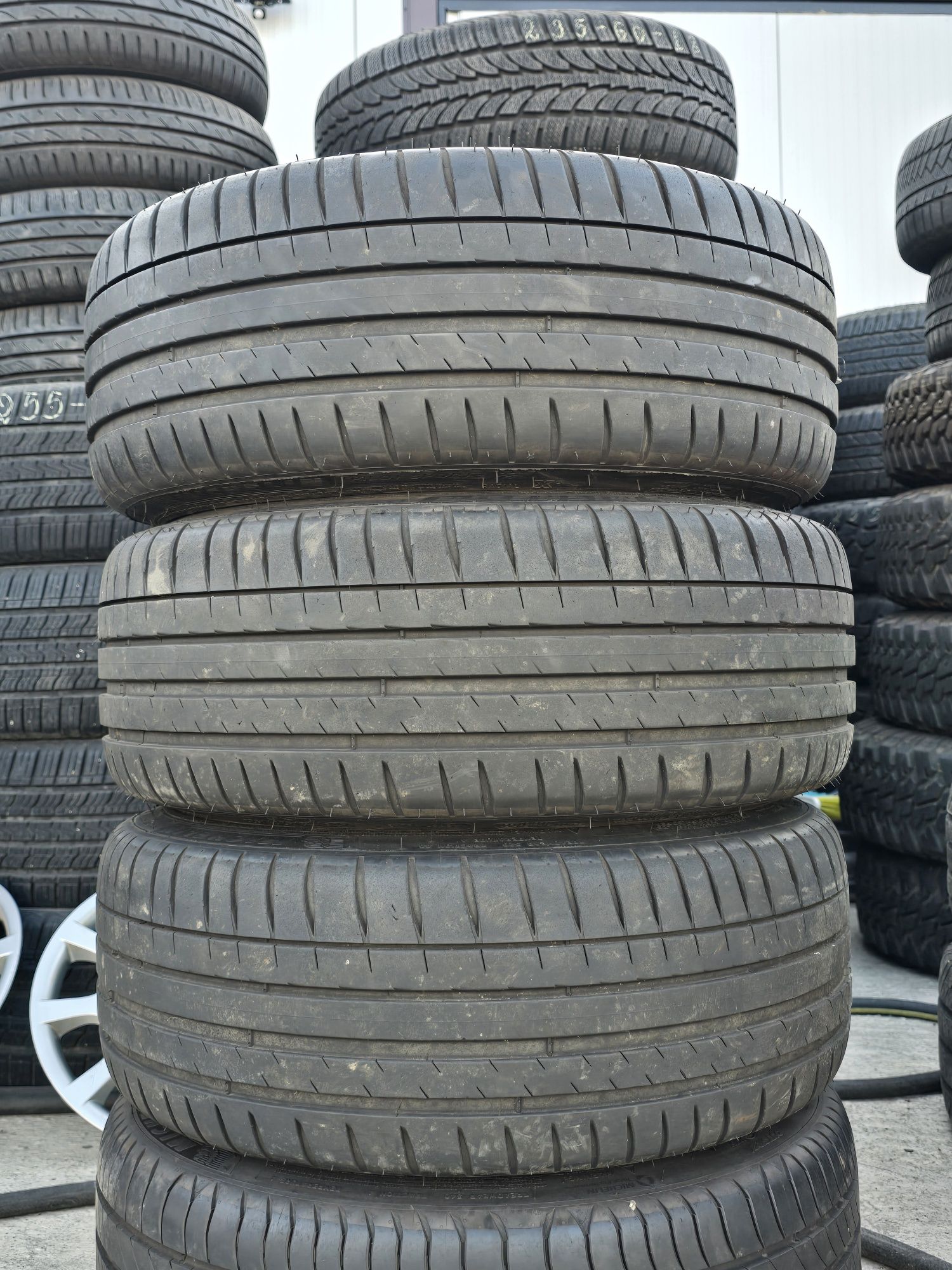 2 Броя 225/40/18 Michelin 6,8mm 21dot