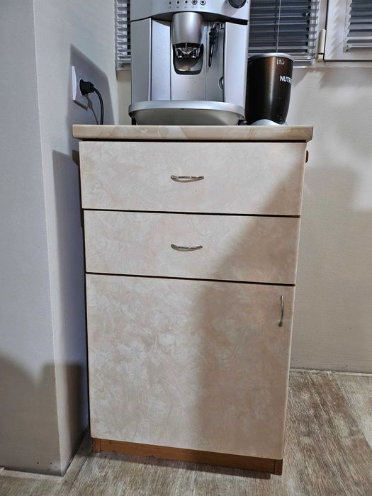 Продавам кухненски шкаф