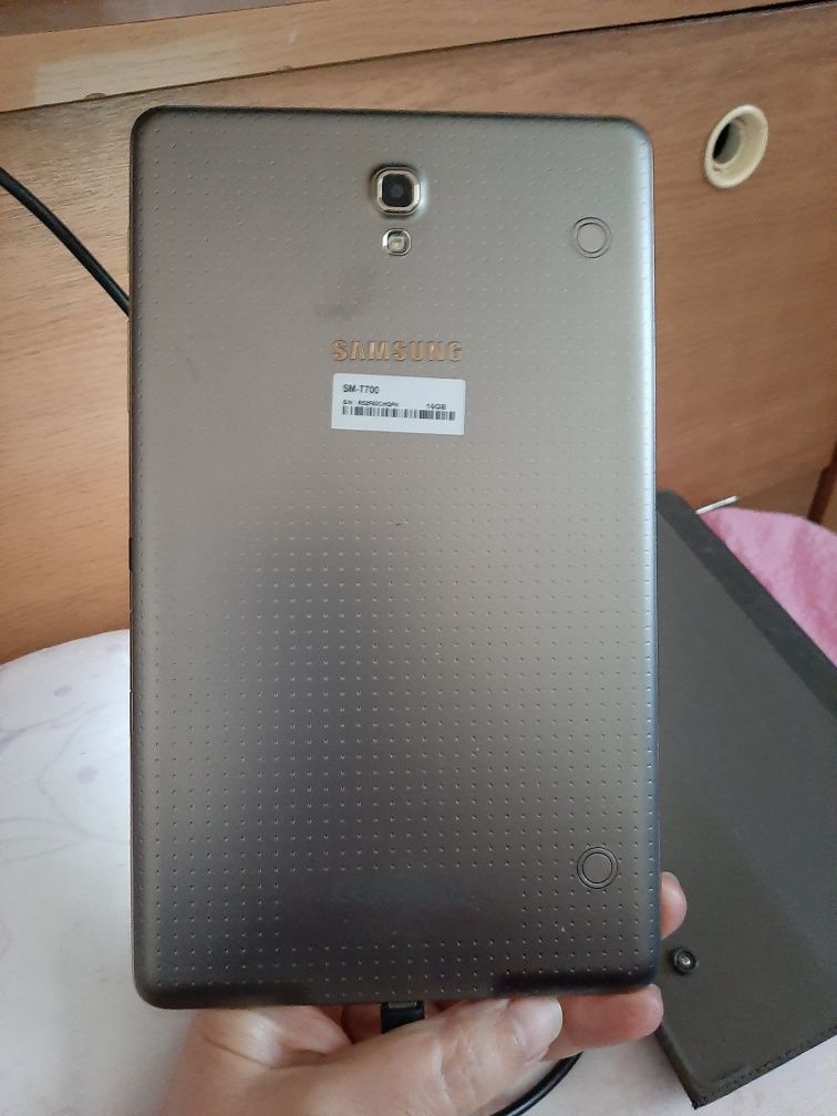 Tablet САМСУНГ SM T700 с облекло, 8,4"