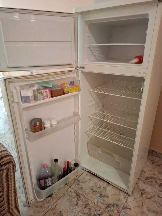 Хладилник ZANUSSI с горна камера, като нов!