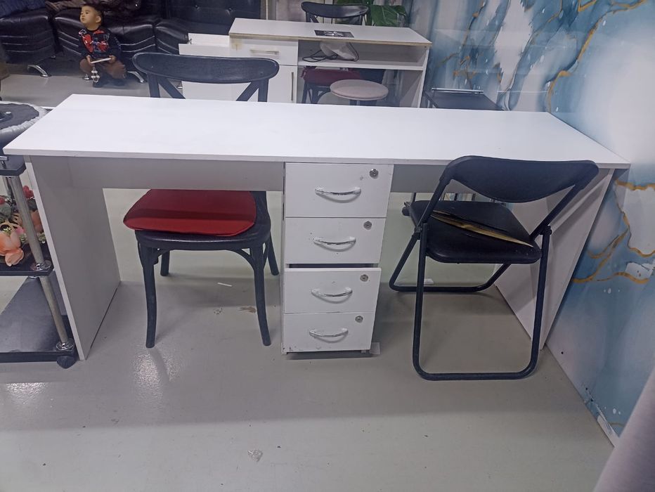 Маникюрный стол, парикмахерское кресло