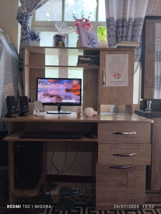 Kompyuter sotiladi. Mebeli bilan