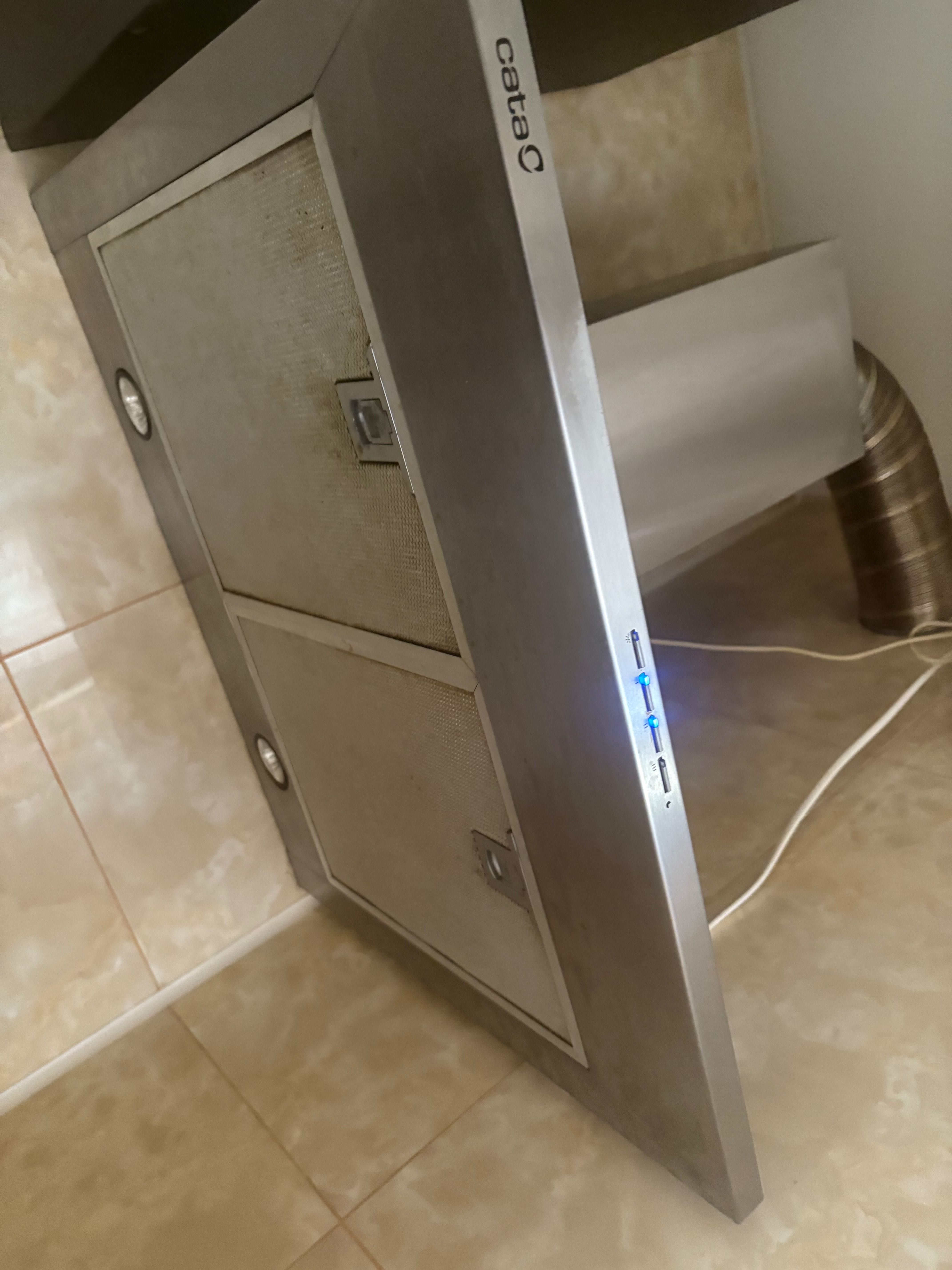 Vând hotă cata în stare perfect funcțională