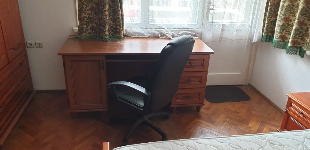 Продавам бюро,стол,спалня с две шкафчета и два гардероба големи 240/94