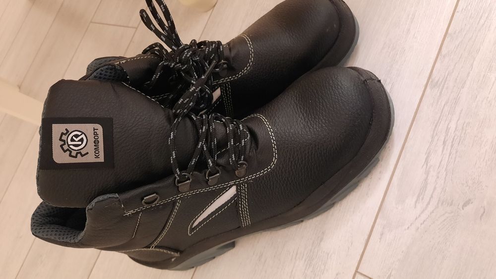 Продаётся спец ботинки осенние  новые