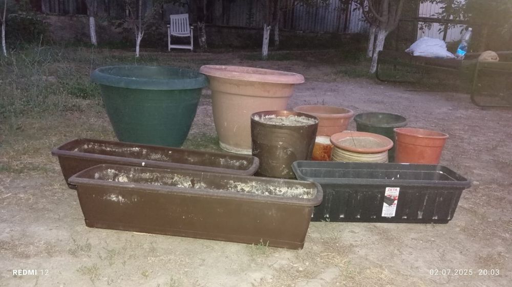 Горшки разные, есть керамические