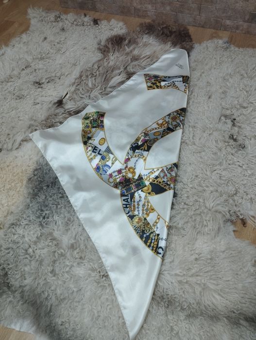 Eșarfă cu inscripția Chanel, dimensiuni 87/85 cm